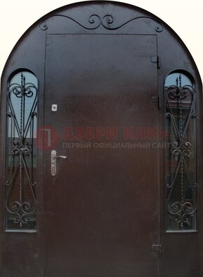 Арочная дверь со стеклом и ковкой ДА-16 под старину в Мытищах