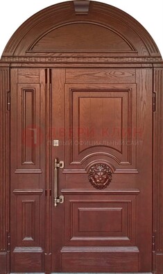 Коричневая арочная железная дверь с виноритом ДА-40 в Мытищах