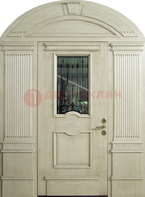 Белая входная дверь массив со стеклом и ковкой ДА-49 в Мытищах