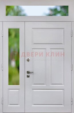 Белая полуторная железная дверь со стеклом и фрамугами ДФГ-10 в Мытищах