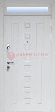 Белая металлическая дверь с фрамугой для коттеджа ДФГ-21 в Мытищах
