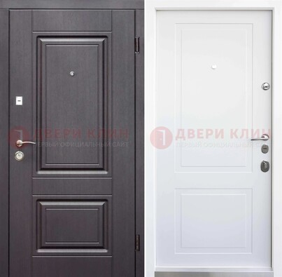 Темная входная дверь с белой МДФ внутри ДМ-238 в Мытищах