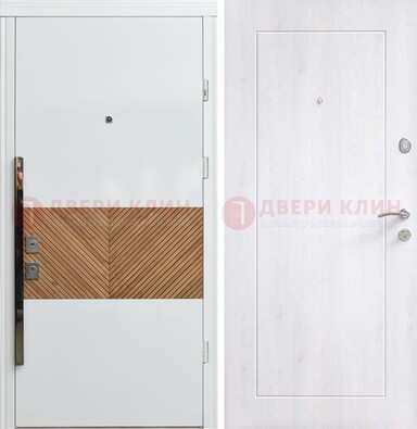 Белая железная дверь МДФ горизонтальной вставкой ДМ-265 в Мытищах
