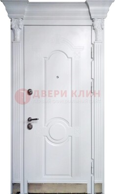 Белая металлическая дверь с массивом дуба для дома ДМД-59 в Мытищах