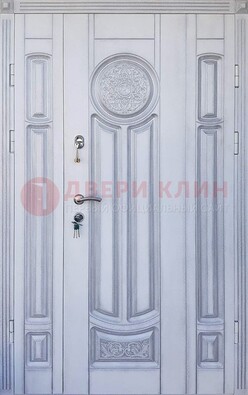 Белая двухстворчатая дверь с массивом дуба ДМД-72 в Мытищах