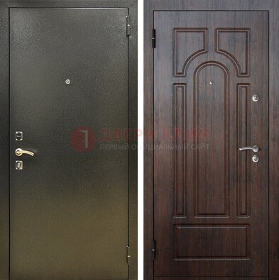 Железная темно-серая дверь с порошковым напылением и МДФ Тисненый орех ДП-275 в Мытищах