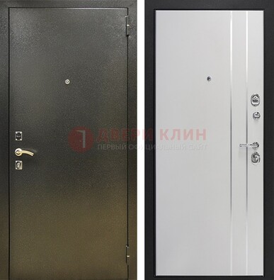 Железная темная дверь с порошковым покрытием и белая МДФ с молдингами  ДП-296 в Мытищах