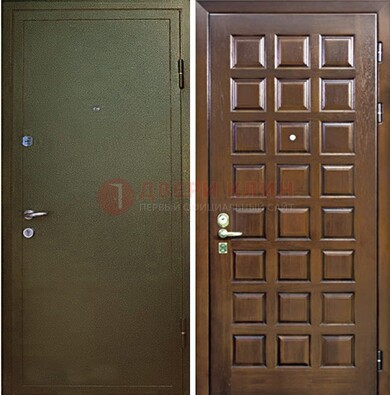 Зеленая входная дверь с порошковым окрасом ДП-64 в Мытищах
