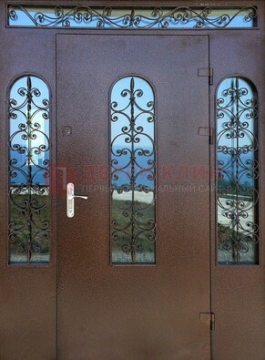 Железная парадная дверь со стеклом и ковкой ДПР-16 для общественных зданий в Мытищах