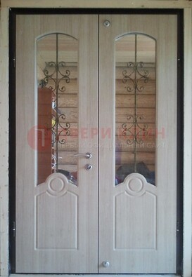 Парадная дверь со стеклянными вставками и ковкой ДПР-23 в деревянный дом в Мытищах