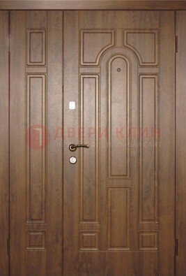 Двухстворчатая коричневая парадная дверь ДПР-48 в Мытищах
