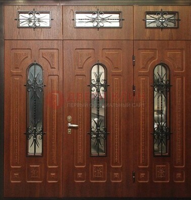 Парадная дверь с металлическими вставками и ковкой ДПР-72 в дом в Мытищах