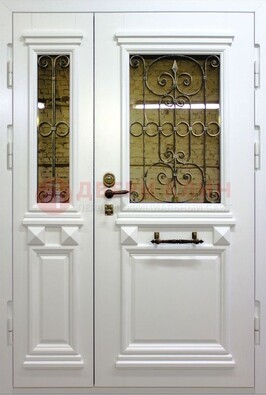 Белая парадная металлическая дверь со стеклом и ковкой ДПР-83 в Мытищах