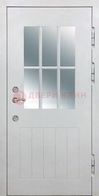 Белая уличная дверь со стеклом ДС-30 в Мытищах
