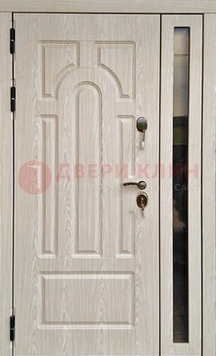 Белая металлическая дверь со стеклом ДС-68 в Мытищах