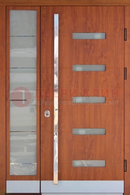 Коричневая металлическая дверь со стеклом ДС-72 в Мытищах