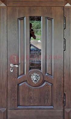 Коричневая уличная дверь со стеклом и ковкой ДСК-107 в Мытищах