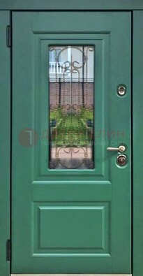 Зеленая металлическая дверь со стеклом и ковкой ДСК-113 в Мытищах