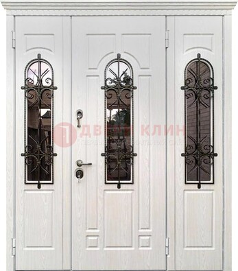 Белая распашная стальная дверь со стеклом и ковкой ДСК-125 в Туле