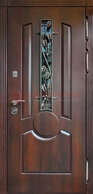 Темная железная дверь со стеклом и ковкой для кирпичного дома ДСК-136 в Мытищах