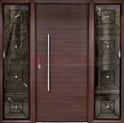 Современная коричневая уличная дверь со стеклом и ковкой ДСК-141 в Мытищах