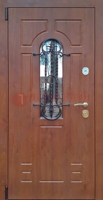 Темная железная дверь со стеклом и ковкой в коричневом цвете ДСК-154 в Туле