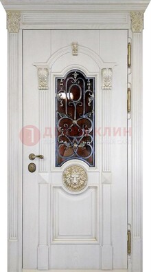 Белая железная дверь со стеклом и ковкой для кирпичного дома ДСК-155 в Мытищах