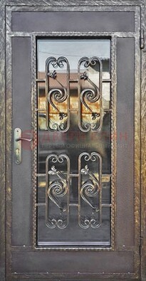 Коричневая наружная дверь порошок со стеклом и ковкой ДСК-160 в Мытищах