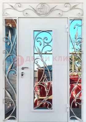 Белая входная дверь порошок со стеклом и ковкой ДСК-165 в Мытищах