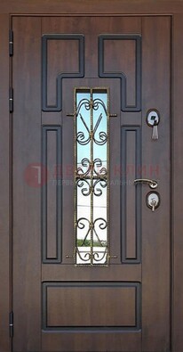 Уличная дверь со стеклом и ковкой в коричневом цвете ДСК-181 в Мытищах