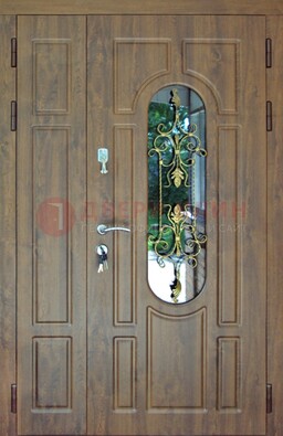 Коричневая полуторная дверь со стеклом и ковкой ДСК-198 в Сергиевом Посаде