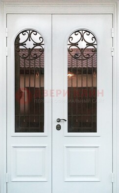 Белая стальная дверь стекло с ковкой и филенкой ДСК-201 в Мытищах