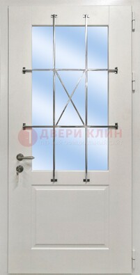 Белая простая железная дверь Винорит со стеклом и ковкой ДСК-257 в Мытищах