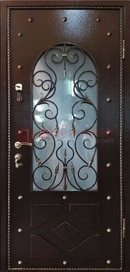 Влагостойкая дверь со стеклом и ковкой с декором ДСК-37 в Мытищах