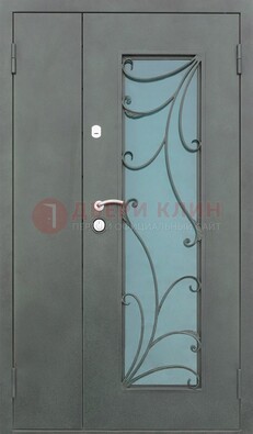 Двухстворчатая железная дверь со стеклом и ковкой ДСК-40 в Мытищах