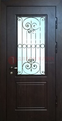 Железная дверь со стеклом и ковкой ДСК-65 для общественных зданий в Мытищах