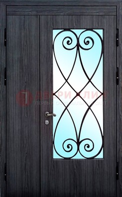 Стальная дверь со стеклом и ковкой ДСК-69 в деревянный дом в Мытищах