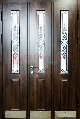 Входная дверь со стеклом и ковкой ДСК-72 в кирпичный дом в Мытищах