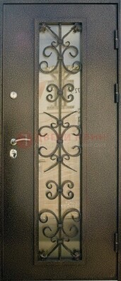 Входная дверь Дверь со стеклом и ковкой черного цвета ДСК-76 для веранды в Мытищах