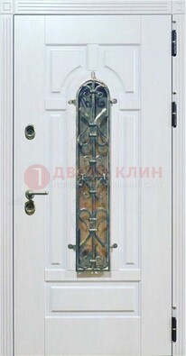Белая остекленная металлическая дверь с ковкой ДСК-98 в Мытищах