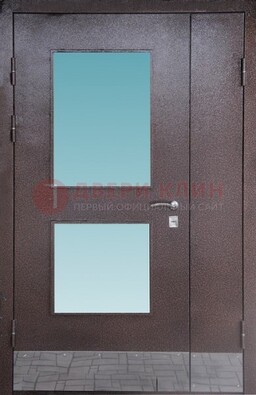 Коричневая тамбурная дверь со стеклянными вставками ДТМ-21 в Мытищах