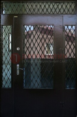Коричневая тамбурная дверь со стеклянными вставками и ковкой ДТМ-32 в Мытищах
