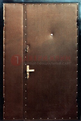 Коричневая тамбурная дверь с оформлением ДТМ-40 в Мытищах
