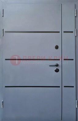 Серая металлическая тамбурная дверь с молдингами ДТМ-42 в Мытищах