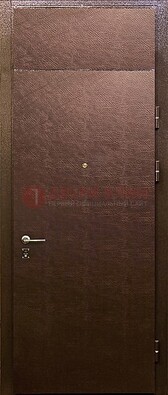 Коричневая стальная дверь с винилискожей ДВ-24 в Мытищах