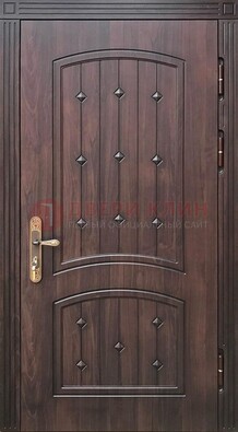 Коричневая уличная дверь с виноритом для дома ДВТ-235 в Мытищах