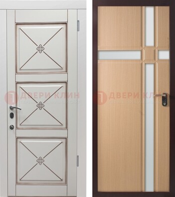 Белая уличная дверь с зеркальными вставками внутри ДЗ-94 в Мытищах