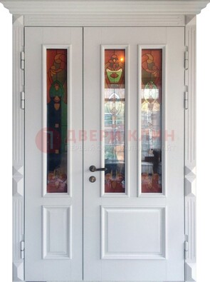 Белая полуторная металлическая дверь с витражом ВЖ-12 в Мытищах