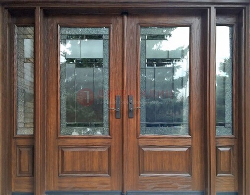 Распашная стальная дверь с массивом с витражом и фрамугами ВЖ-21 в Мытищах