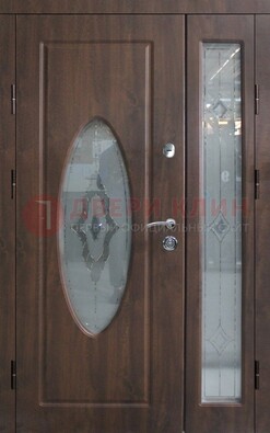 Коричневая двухстворчатая железная дверь с МДФ и витражом ВЖ-33 в Мытищах
